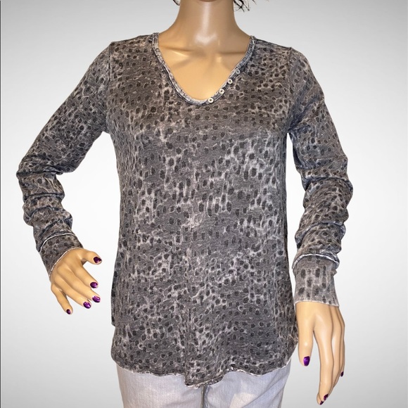 Women's William Rast Cooper Henley Charcoal Cheetah Henley Tee Shirt Medium NWT - Picture 3 of 6